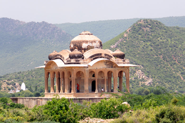 Wejście do fortu Bhangarh przez Shahnawaz Sid