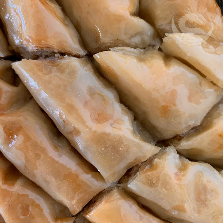 Rolos de baklava cozidos com calda