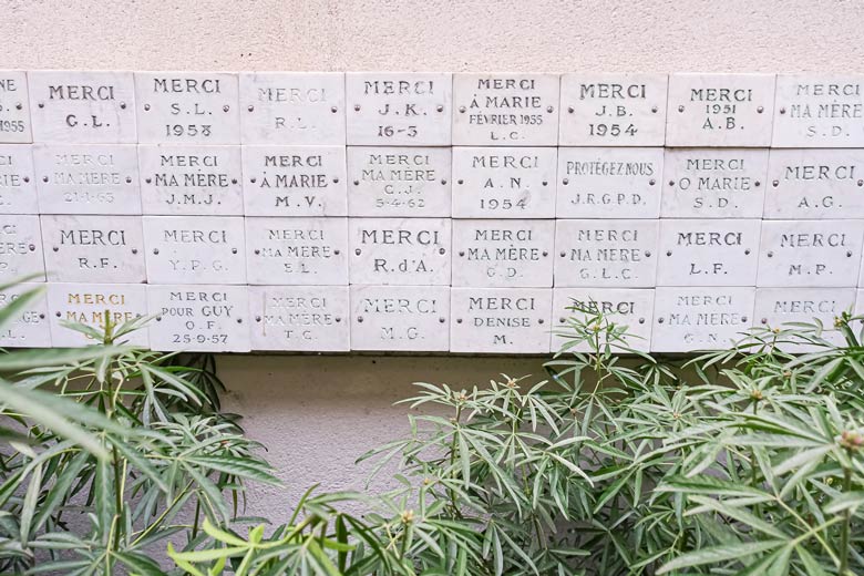 Placas de exvoto en la Capilla de Nuestra Señora de la Medalla Milagrosa