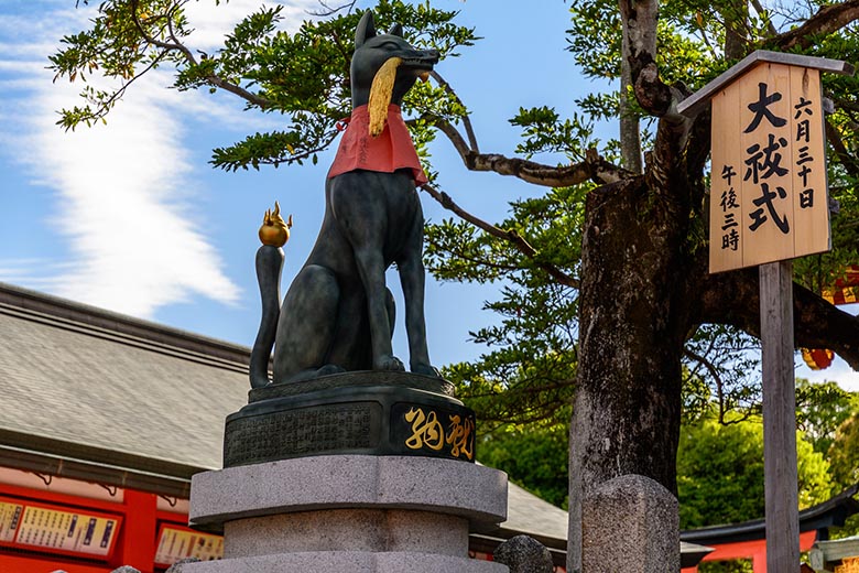 Sculpture de renard à Fushimi Inari Taisha, Kyoto, Japon, par dconvertini